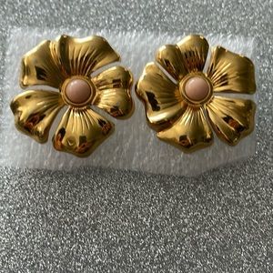 Vintage Avon gold tone earrings. In a form of a flower with pink faux coral bead